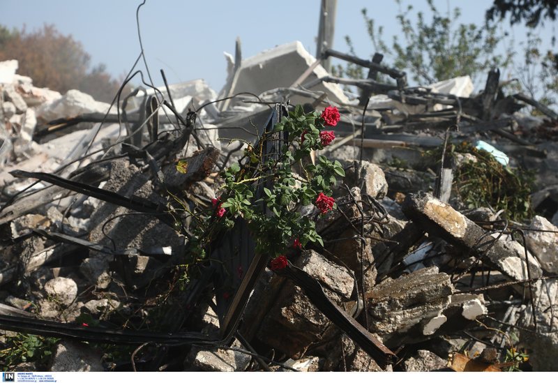 Γκρεμίζουν τα «κόκκινα» σπίτια στο Μάτι [εικόνες] | iefimerida.gr 1