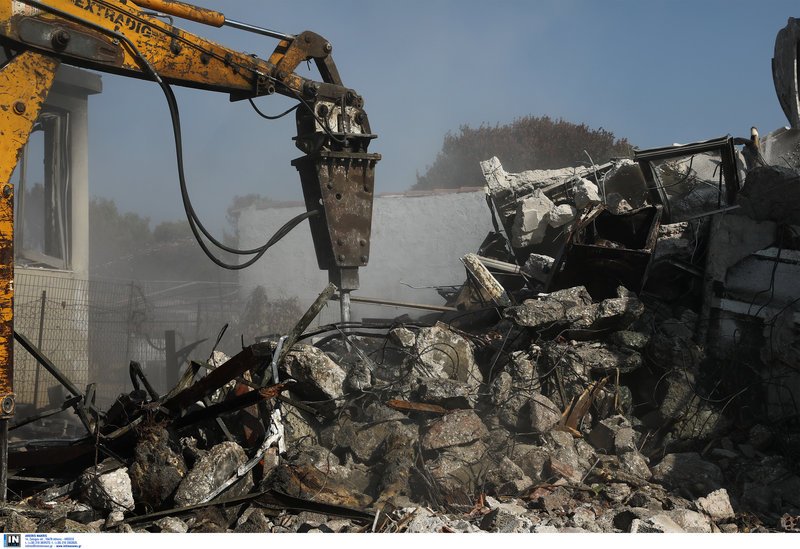 Γκρεμίζουν τα «κόκκινα» σπίτια στο Μάτι [εικόνες] | iefimerida.gr 2