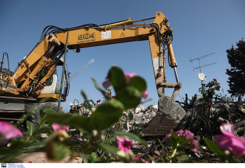 Γκρεμίζουν τα «κόκκινα» σπίτια στο Μάτι [εικόνες] | iefimerida.gr 3