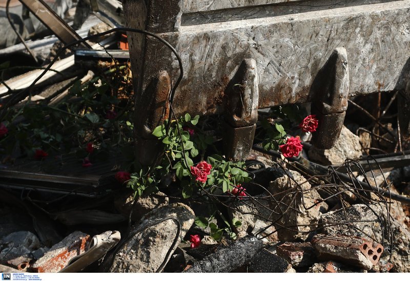 Γκρεμίζουν τα «κόκκινα» σπίτια στο Μάτι [εικόνες] | iefimerida.gr 4