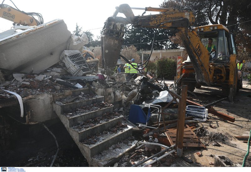 Γκρεμίζουν τα «κόκκινα» σπίτια στο Μάτι [εικόνες] | iefimerida.gr 5