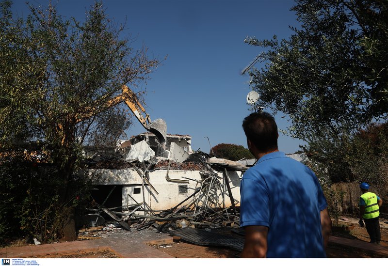 Γκρεμίζουν τα «κόκκινα» σπίτια στο Μάτι [εικόνες] | iefimerida.gr 6