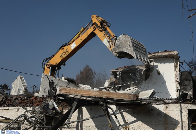 Γκρεμίζουν τα «κόκκινα» σπίτια στο Μάτι [εικόνες] | iefimerida.gr 7