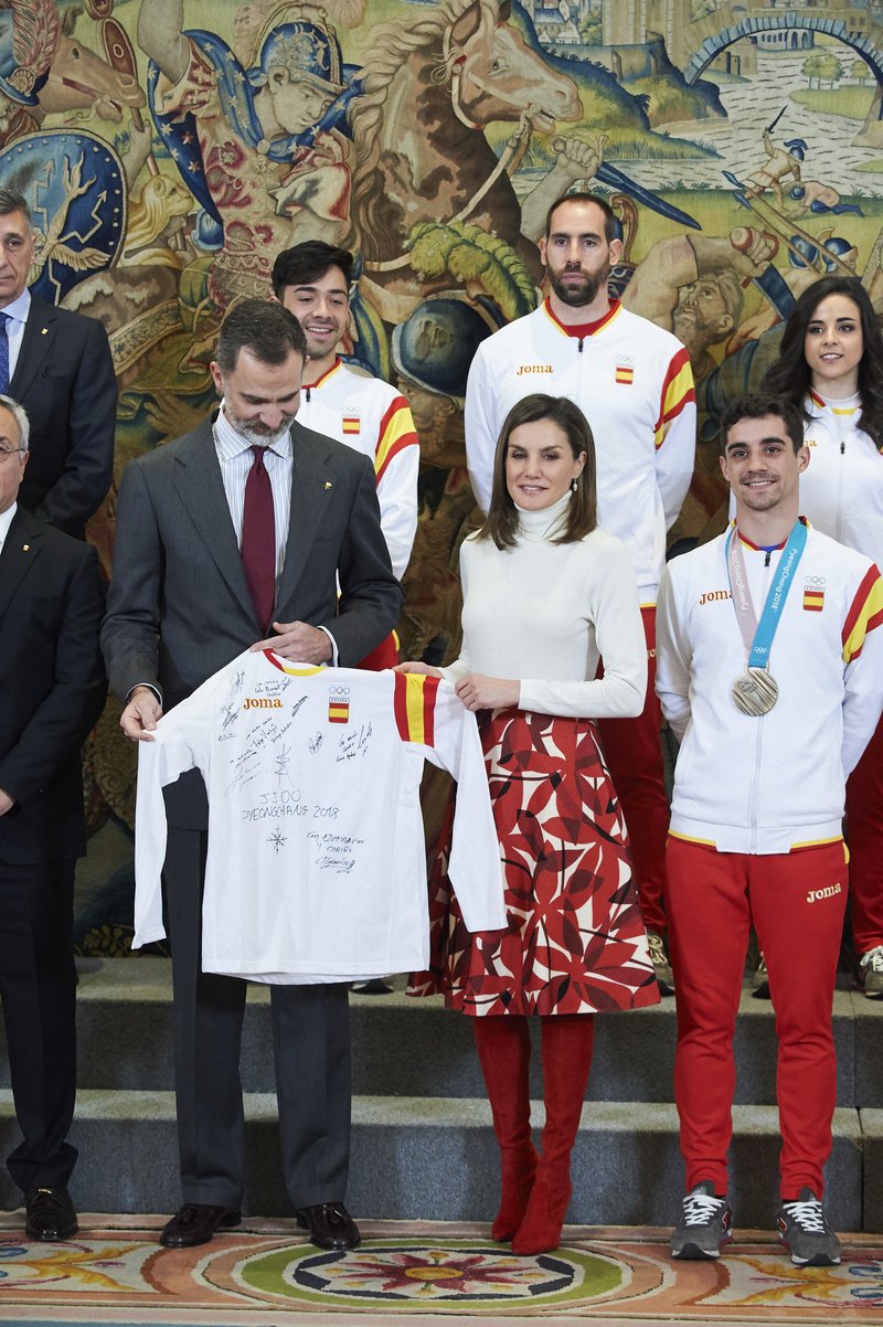 Πώς η βασίλισσα Λετίθια έκανε να μοιάζουν σικ ένα ζευγάρι κόκκινες, ψηλοτάκουνες, over the knee μπότες [εικόνες] | iefimerida.gr 3