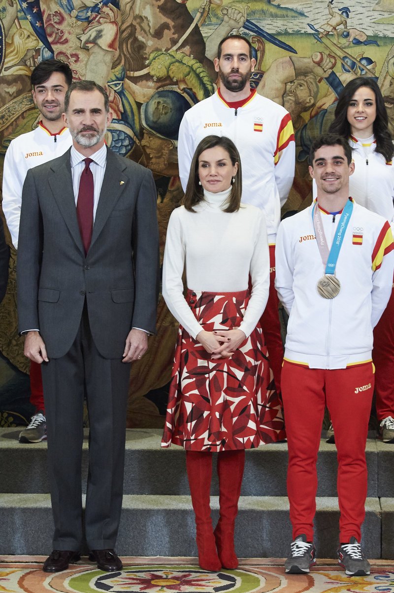 Πώς η βασίλισσα Λετίθια έκανε να μοιάζουν σικ ένα ζευγάρι κόκκινες, ψηλοτάκουνες, over the knee μπότες [εικόνες] | iefimerida.gr 2