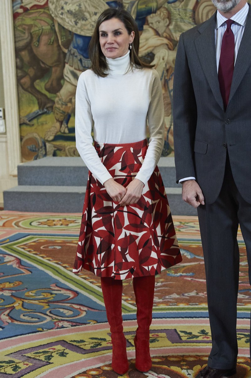 Πώς η βασίλισσα Λετίθια έκανε να μοιάζουν σικ ένα ζευγάρι κόκκινες, ψηλοτάκουνες, over the knee μπότες [εικόνες] | iefimerida.gr 1