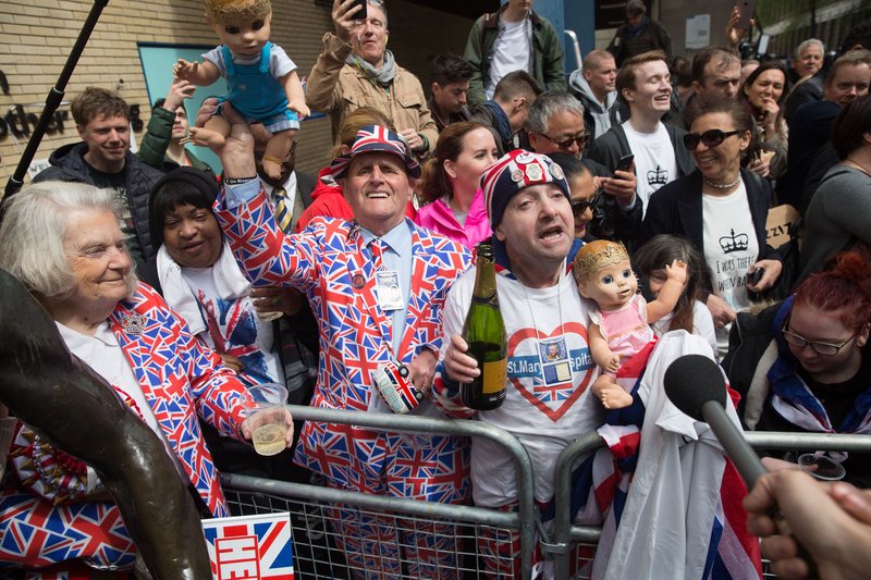 Παραφροσύνη στη Μ.Βρετανία με το βασιλικό μωρό -Ανοιγαν σαμπάνιες έξω από το μαιευτήριο [εικόνες] | iefimerida.gr 0