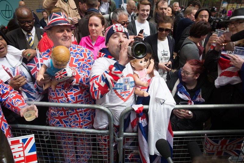 Παραφροσύνη στη Μ.Βρετανία με το βασιλικό μωρό -Ανοιγαν σαμπάνιες έξω από το μαιευτήριο [εικόνες] | iefimerida.gr 2