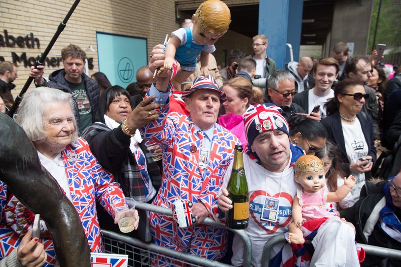 Παραφροσύνη στη Μ.Βρετανία με το βασιλικό μωρό -Ανοιγαν σαμπάνιες έξω από το μαιευτήριο [εικόνες] | iefimerida.gr 1