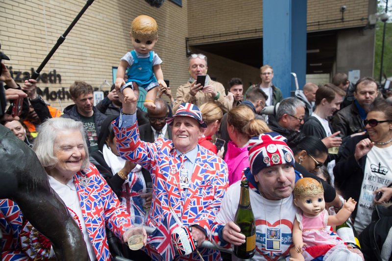 Παραφροσύνη στη Μ.Βρετανία με το βασιλικό μωρό -Ανοιγαν σαμπάνιες έξω από το μαιευτήριο [εικόνες] | iefimerida.gr 3