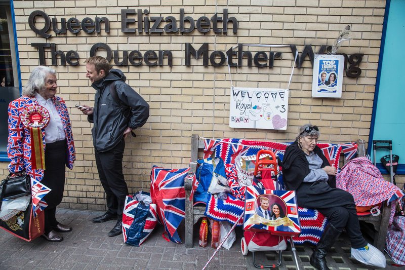 Παραφροσύνη στη Μ.Βρετανία με το βασιλικό μωρό -Ανοιγαν σαμπάνιες έξω από το μαιευτήριο [εικόνες] | iefimerida.gr 5