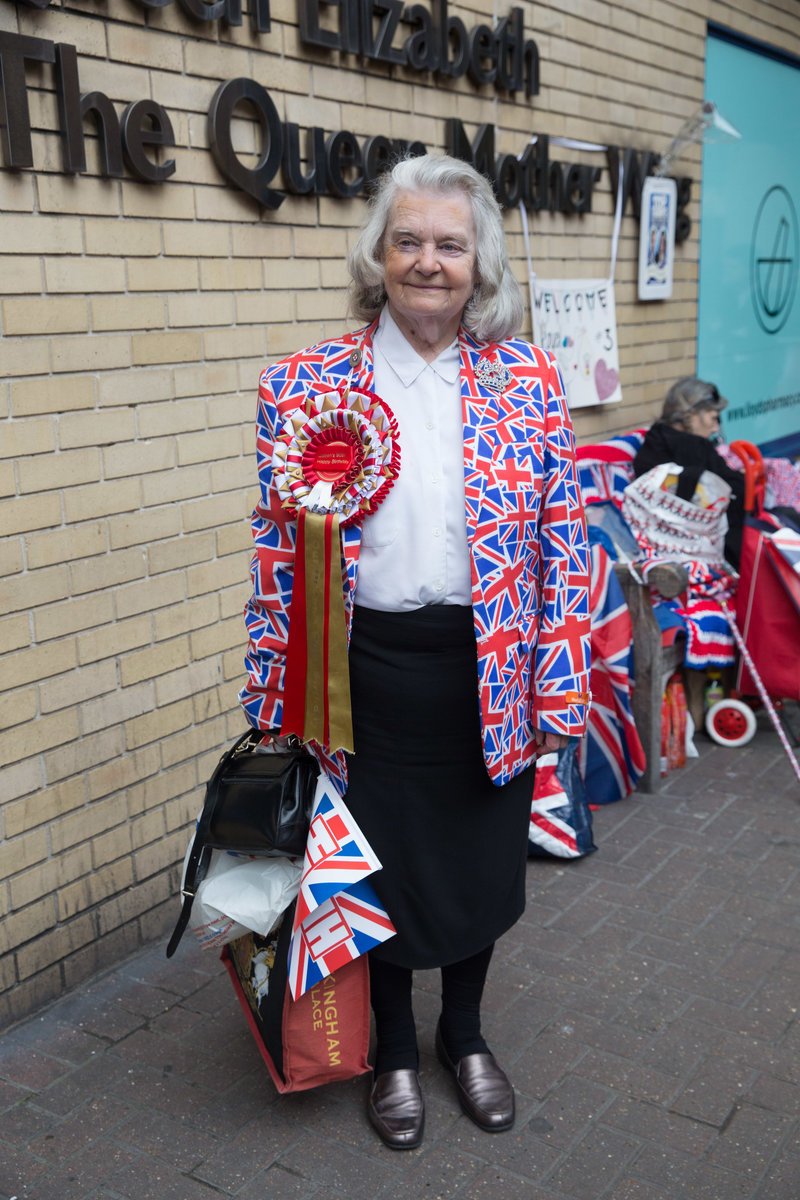 Παραφροσύνη στη Μ.Βρετανία με το βασιλικό μωρό -Ανοιγαν σαμπάνιες έξω από το μαιευτήριο [εικόνες] | iefimerida.gr 4