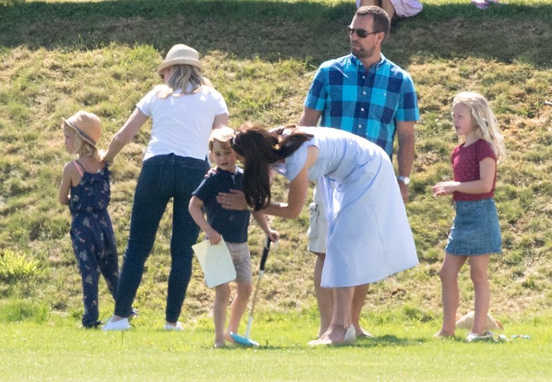 Τα γέλια έφεραν κλάματα: Η τούμπα του πρίγκιπα Τζορτζ, τον έσπρωξαν και κουτρουβάλησε πρανές [βίντεο] | iefimerida.gr 3