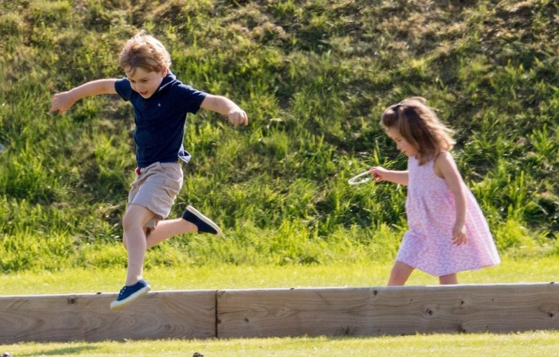 Τα γέλια έφεραν κλάματα: Η τούμπα του πρίγκιπα Τζορτζ, τον έσπρωξαν και κουτρουβάλησε πρανές [βίντεο] | iefimerida.gr 4