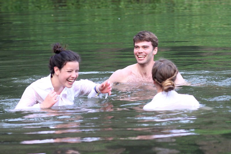 Οι μεθυσμένοι απόφοιτοι του Κέμπριτζ τα έσπασαν ξανά -Ξεγυμνώθηκαν, κυλίστηκαν στους δρόμους [εικόνες] | iefimerida.gr 5