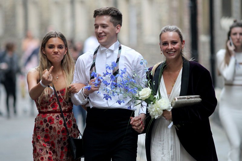 Οι μεθυσμένοι απόφοιτοι του Κέμπριτζ τα έσπασαν ξανά -Ξεγυμνώθηκαν, κυλίστηκαν στους δρόμους [εικόνες] | iefimerida.gr 4