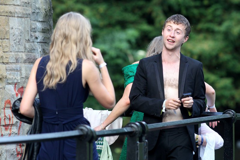 Οι μεθυσμένοι απόφοιτοι του Κέμπριτζ τα έσπασαν ξανά -Ξεγυμνώθηκαν, κυλίστηκαν στους δρόμους [εικόνες] | iefimerida.gr 3