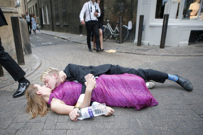 Οι μεθυσμένοι απόφοιτοι του Κέμπριτζ τα έσπασαν ξανά -Ξεγυμνώθηκαν, κυλίστηκαν στους δρόμους [εικόνες] | iefimerida.gr 0