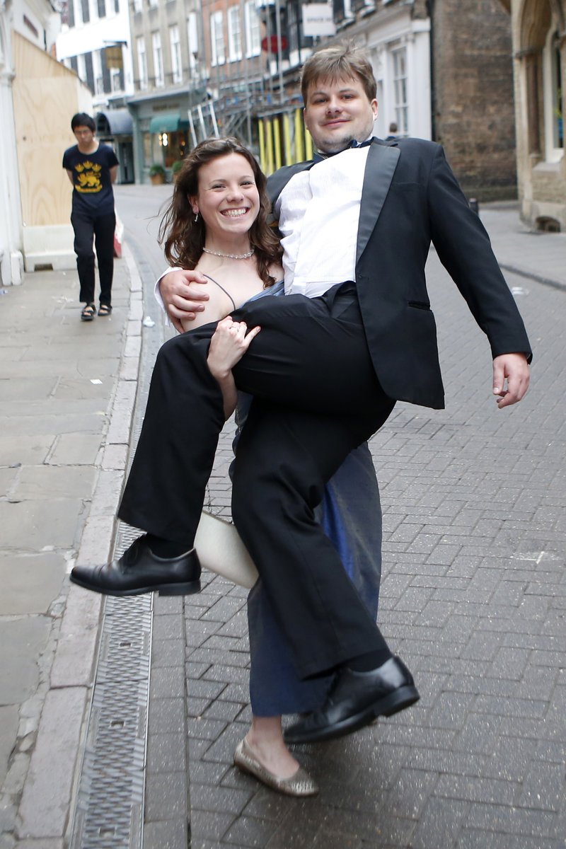 Οι μεθυσμένοι απόφοιτοι του Κέμπριτζ τα έσπασαν ξανά -Ξεγυμνώθηκαν, κυλίστηκαν στους δρόμους [εικόνες] | iefimerida.gr 1