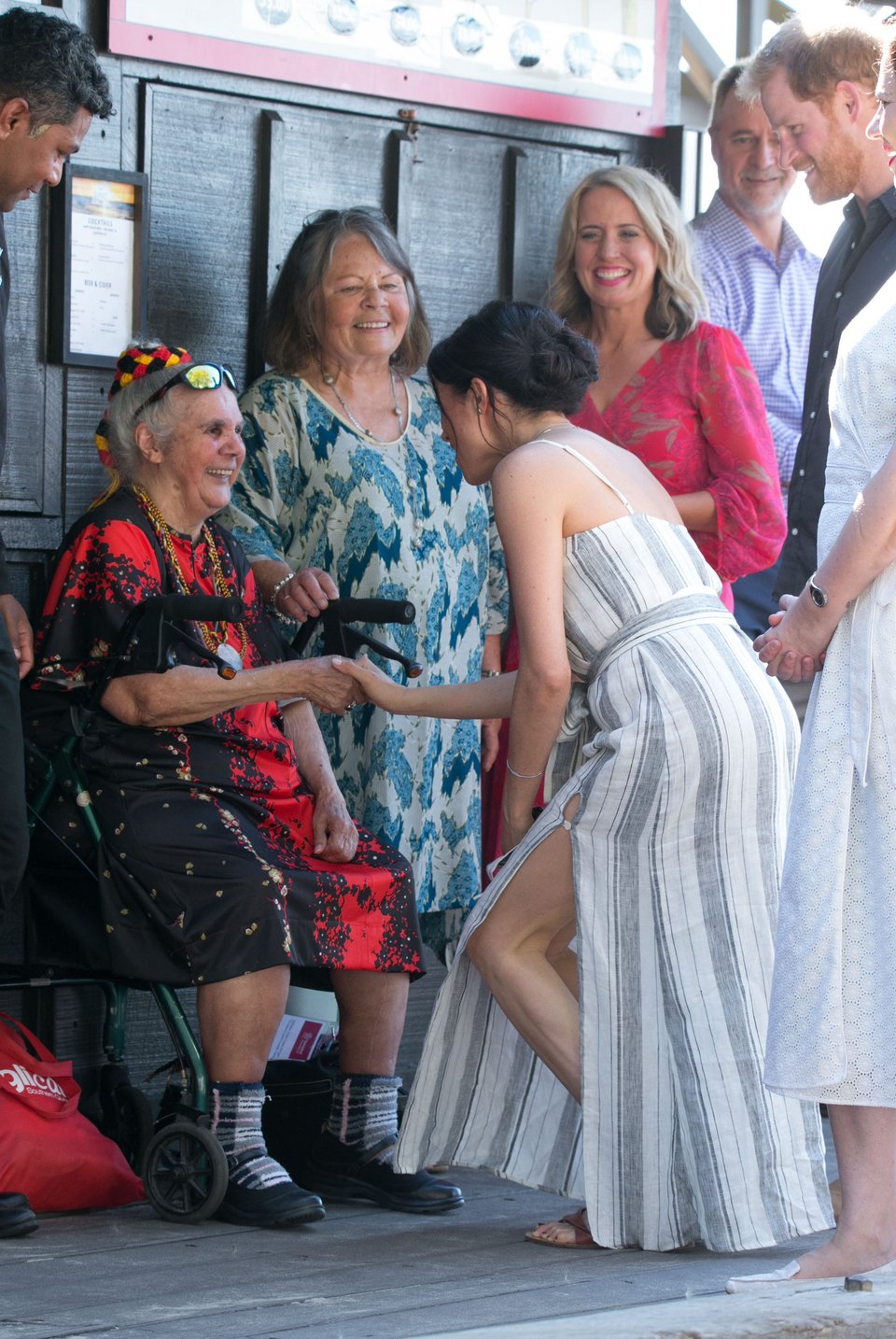 Η πιο τολμηρή (ever) εμφάνιση της Μέγκαν Μαρκλ: Το φόρεμα με το βαθύ σκίσιμο, οι άβολες πόζες [εικόνες] | iefimerida.gr 9