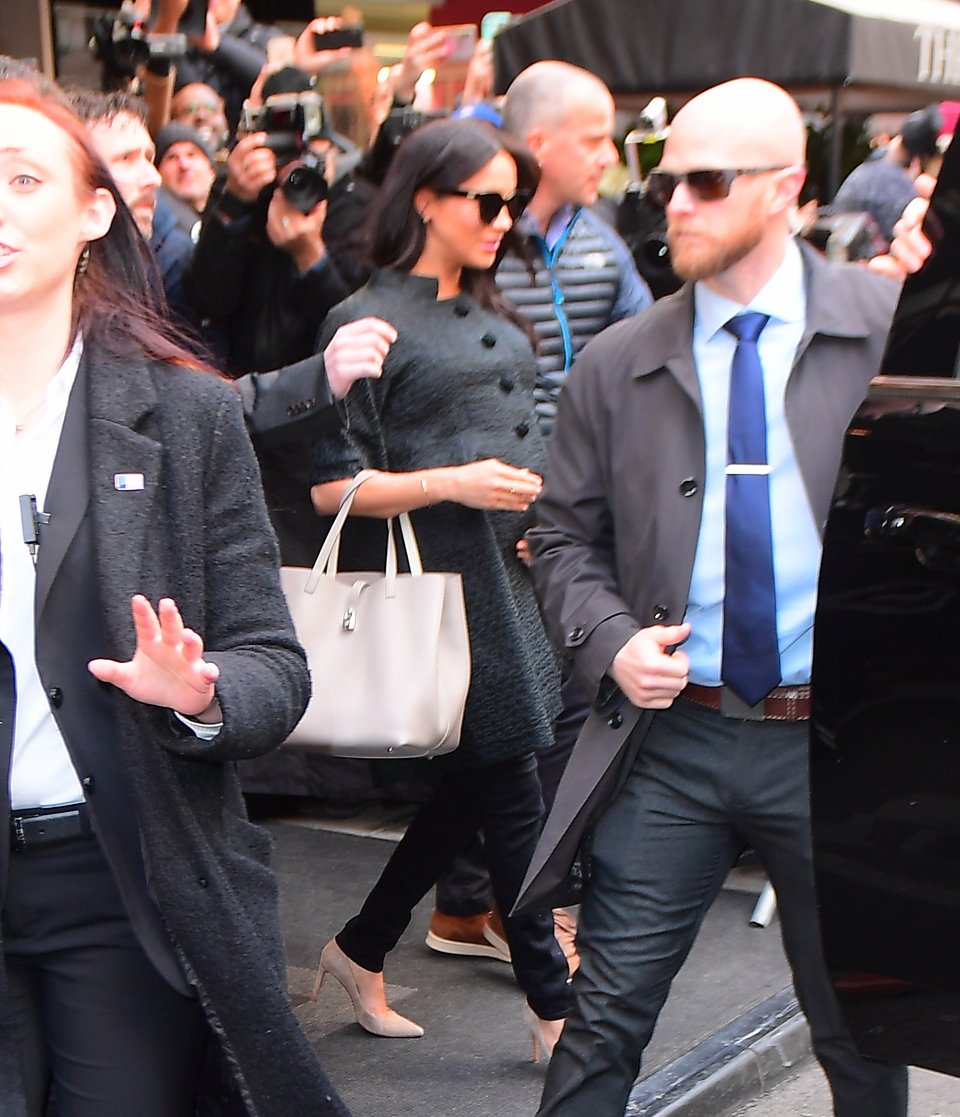 Η Μέγκαν Μαρκλ με αέρα ντίβας στην Νέα Υόρκη – Με «ψεύτικο» χαμόγελο, μαύρα γυαλιά, δεν χαιρέτησε κανέναν [εικόνες] | iefimerida.gr 2