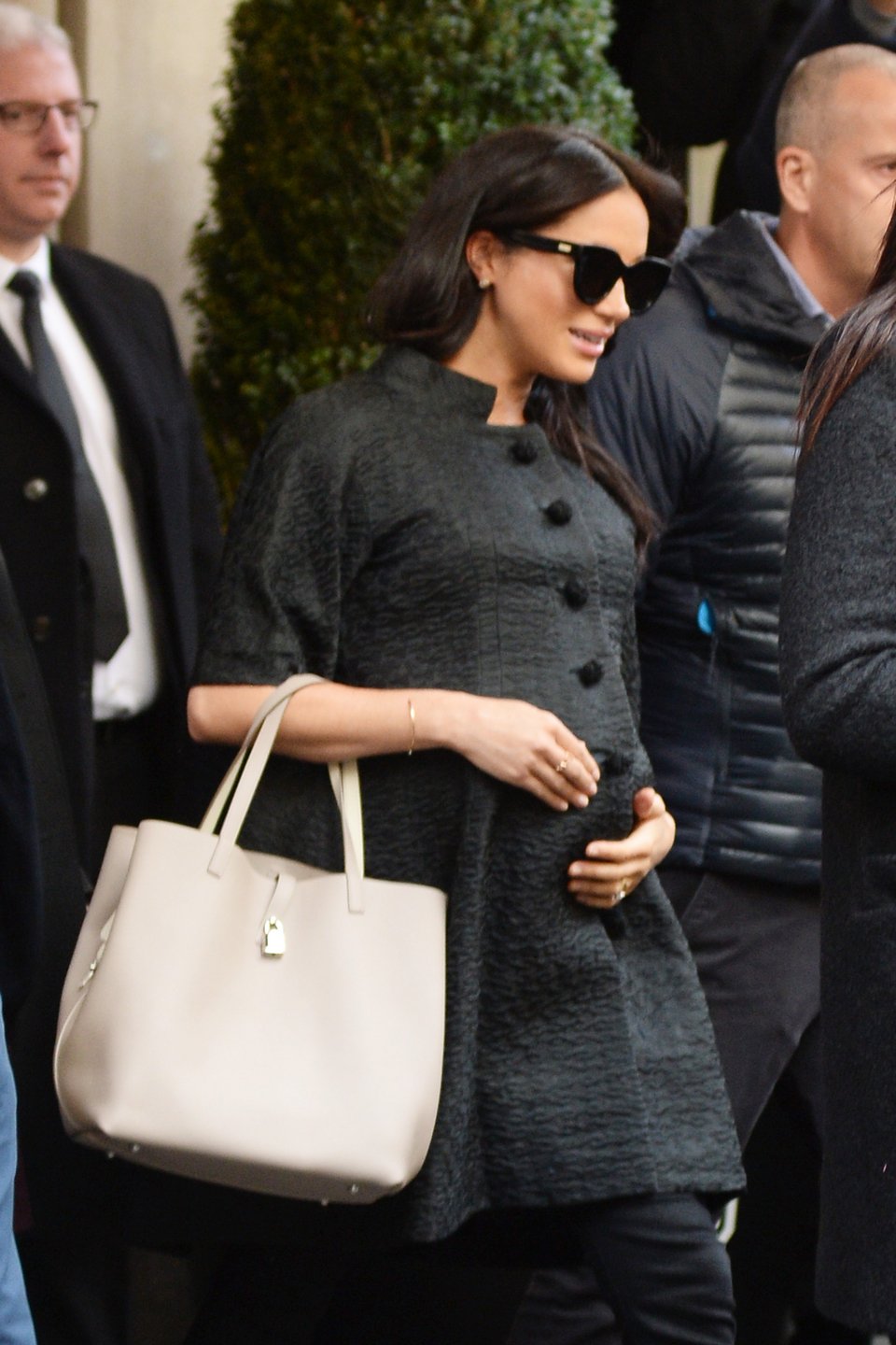 Η Μέγκαν Μαρκλ με αέρα ντίβας στην Νέα Υόρκη – Με «ψεύτικο» χαμόγελο, μαύρα γυαλιά, δεν χαιρέτησε κανέναν [εικόνες] | iefimerida.gr 0