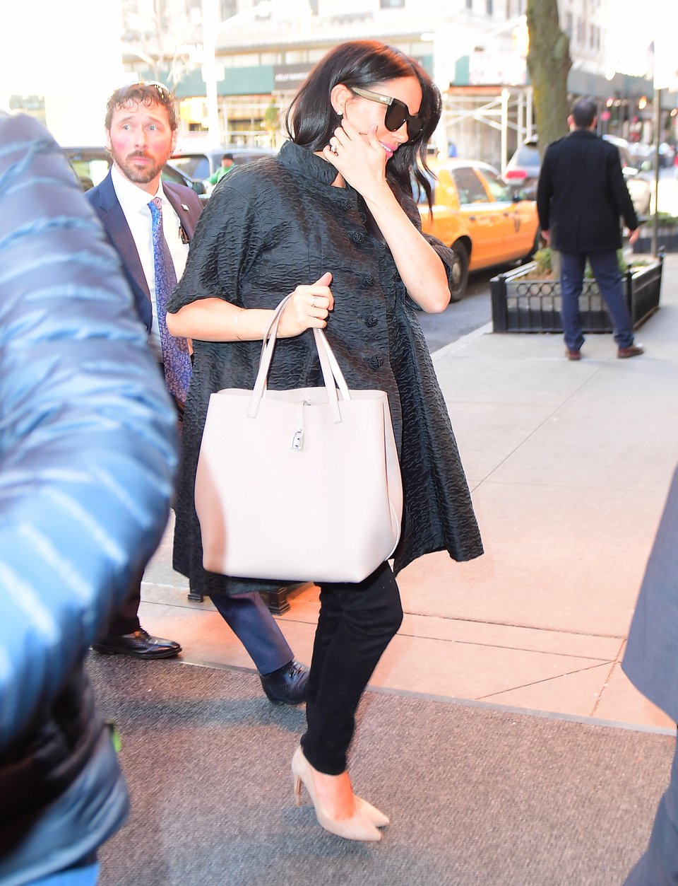 Η Μέγκαν Μαρκλ με αέρα ντίβας στην Νέα Υόρκη – Με «ψεύτικο» χαμόγελο, μαύρα γυαλιά, δεν χαιρέτησε κανέναν [εικόνες] | iefimerida.gr 3