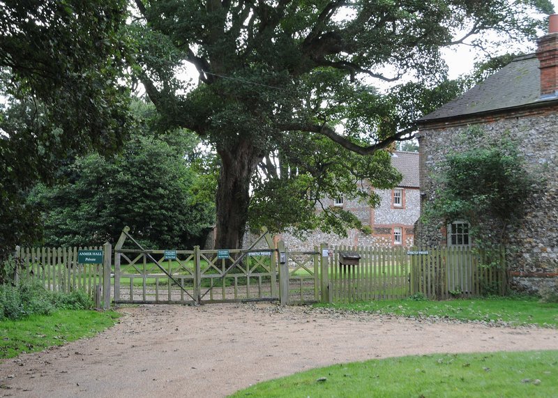 Αυτό είναι το York Cottage, το δώρο της Ελισάβετ σε Χάρι και Μέγκαν Μαρκλ -«Το τέλειο απαίσιο σπίτι» [εικόνες] | iefimerida.gr 15