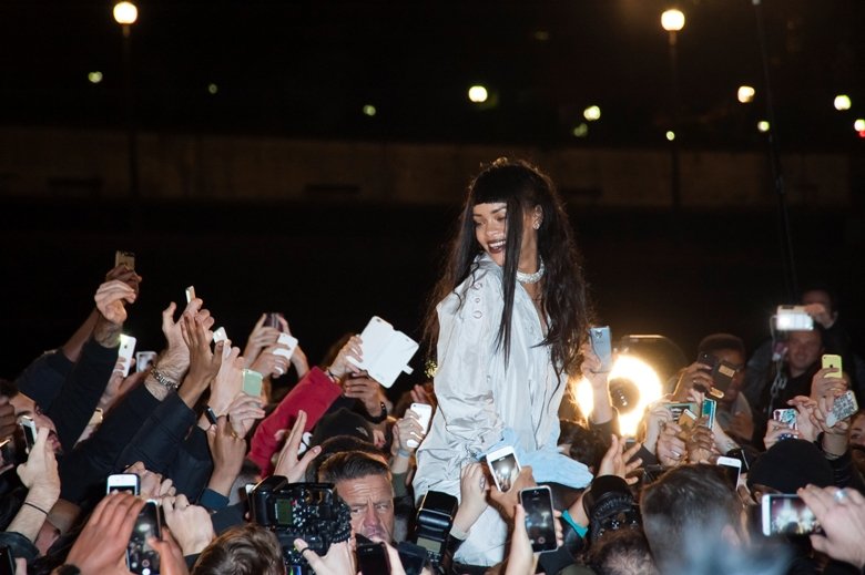 Το απαράδεκτο κούρεμα της Ριάνα -Κάποιος της κατέστρεψε τα μαλλιά [εικόνες] | iefimerida.gr 3