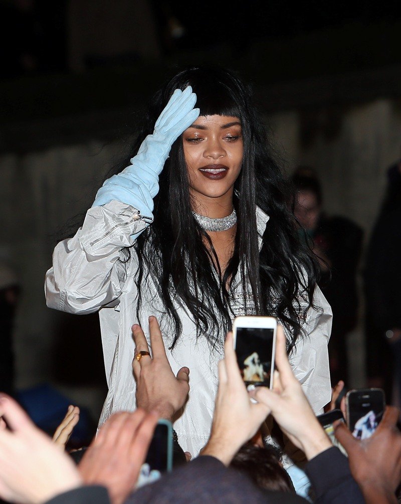 Το απαράδεκτο κούρεμα της Ριάνα -Κάποιος της κατέστρεψε τα μαλλιά [εικόνες] | iefimerida.gr 1