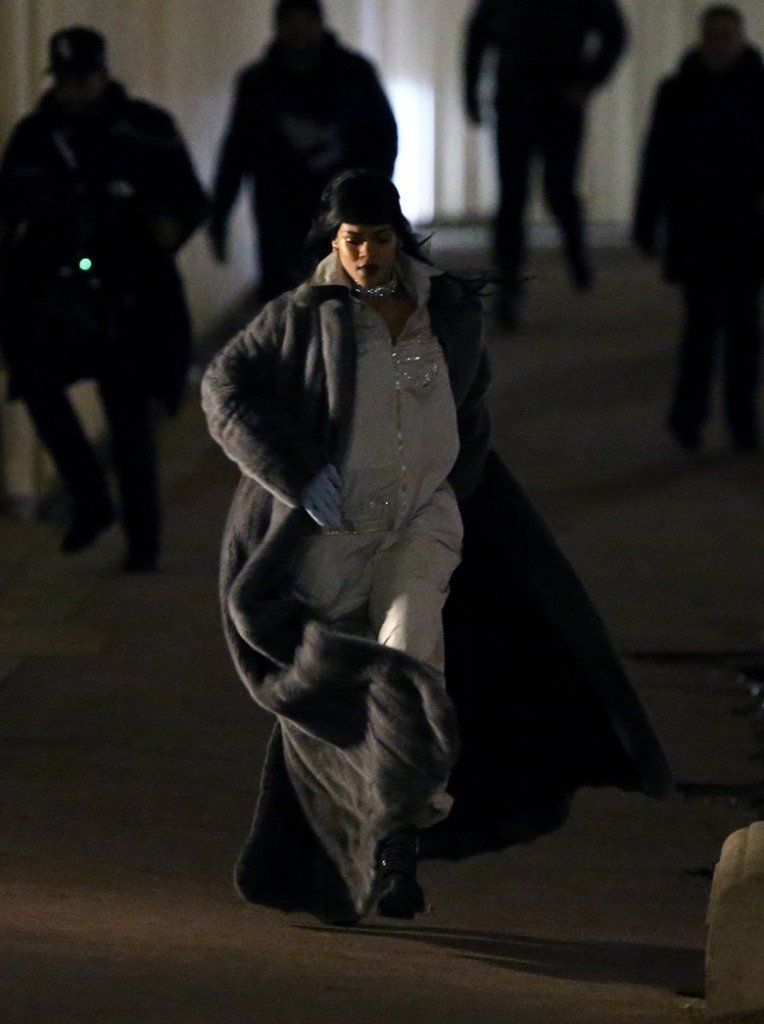 Το απαράδεκτο κούρεμα της Ριάνα -Κάποιος της κατέστρεψε τα μαλλιά [εικόνες] | iefimerida.gr 2