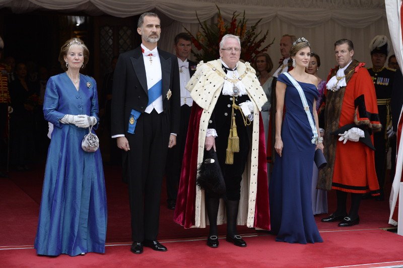 Ηττήθηκε από τη Λετίθια η Κέιτ Μίντλετον -Μουτρωμένη και κακοντυμένη η δούκισσα, αεράτη και στιλάτη η βασίλισσα [εικόνες]  | iefimerida.gr 14