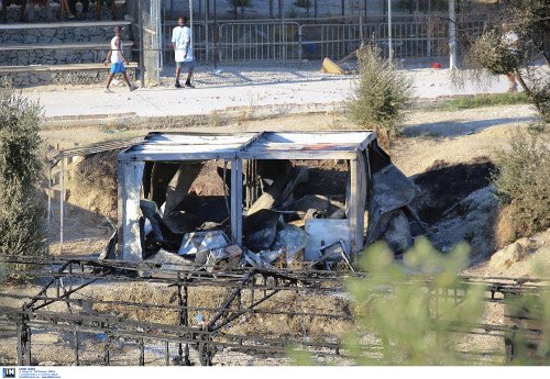 Εκαναν στάχτη τον καταυλισμό της Μόριας -Τον έκαψαν γιατί συνελήφθη μετανάστης [εικόνες & βίντεο] | iefimerida.gr 1