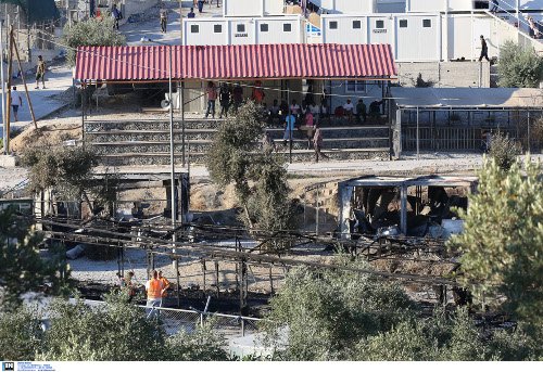 Εκαναν στάχτη τον καταυλισμό της Μόριας -Τον έκαψαν γιατί συνελήφθη μετανάστης [εικόνες & βίντεο] | iefimerida.gr 2