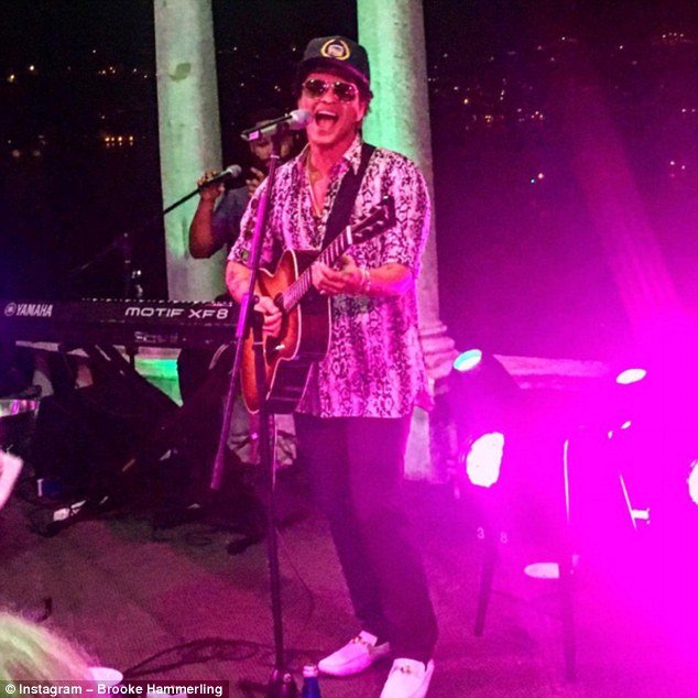 Παντρεύτηκε ο Mr. Spotify -Ρομαντική τελετή στη λίμνη Κόμο [εικόνες & βίντεο] | iefimerida.gr 0