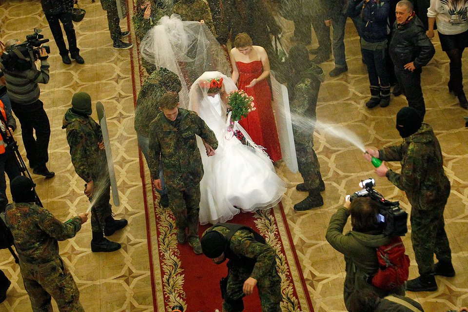 Νύφη και γαμπρός στις διαδηλώσεις του Χονγκ Κονγκ -Πού αλλού έχουν γίνει γάμοι «διαμαρτυρίας» [εικόνες] | iefimerida.gr 5