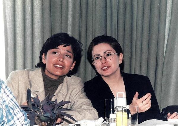 Eντελώς αγνώριστες: Τσαπανίδου και Σπυράκη χρόνια πριν διασκεδάζουν γέρνοντας η μια πάνω στην άλλη [εικόνα] | iefimerida.gr 0