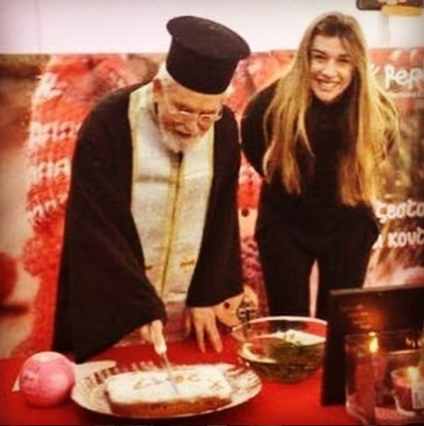 Η Ερρικα Πρεζεράκου αποχαιρετά τον ιερέα που πνίγηκε, ενώ προσπαθούσε να σωθεί από τη φωτιά [εικόνα] | iefimerida.gr 0