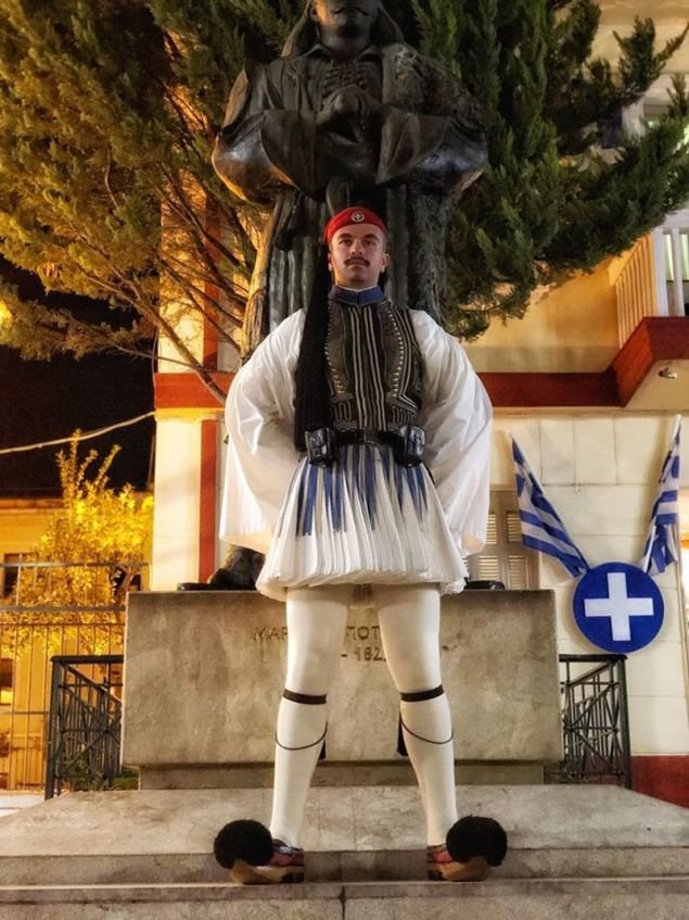 Ο Σπύρος Θωμάς, με καταγωγή από την Πάτρα, αθλητής του μπάσκετ, υπηρετούσε στην Προεδρική Φρουρά από τον περασμένο Οκτώβριο