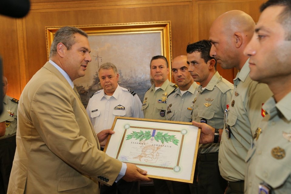 Oι καταδρομείς που απεγκλώβισαν τον πιλότο του Απάτσι -Βραβεύτηκαν στο ΥΠΕΘΑ [εικόνες] | iefimerida.gr 1