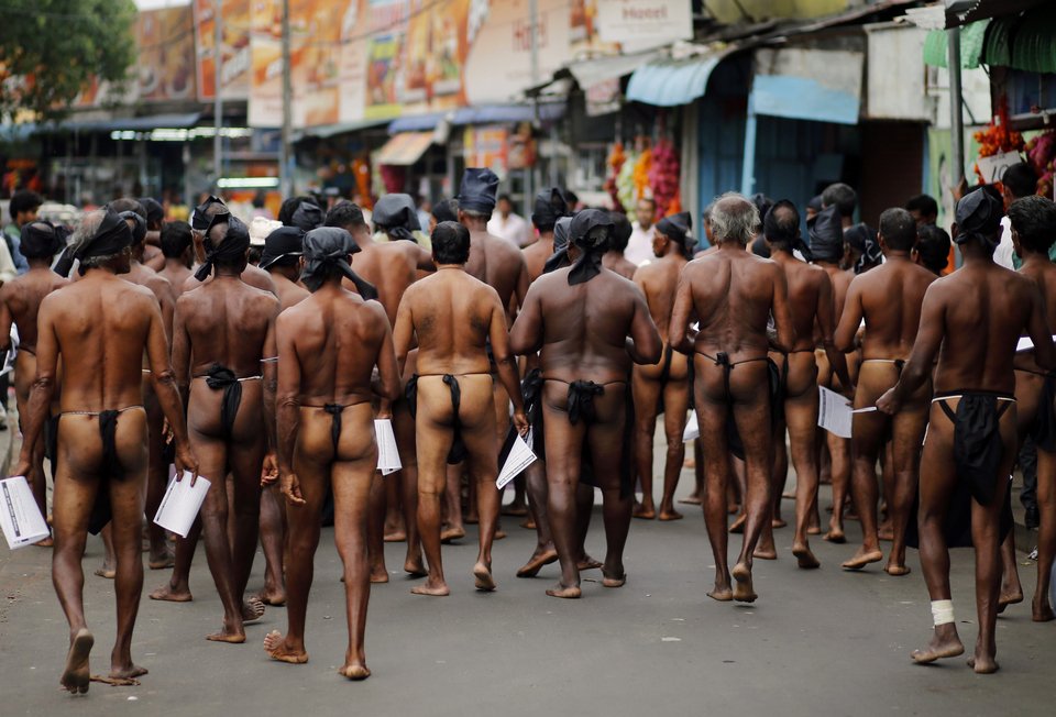 Οι αγρότες της Σρι Λάνκα βγήκαν από τα ρούχα τους... κυριολεκτικά-Διαδήλωσαν γυμνοί για να αναδείξουν τα προβλήματα του κλάδου τους [εικόνες] | iefimerida.gr 1