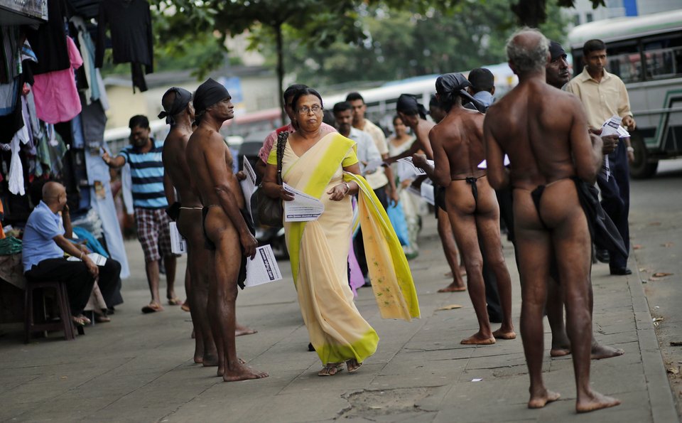 Οι αγρότες της Σρι Λάνκα βγήκαν από τα ρούχα τους... κυριολεκτικά-Διαδήλωσαν γυμνοί για να αναδείξουν τα προβλήματα του κλάδου τους [εικόνες] | iefimerida.gr 0