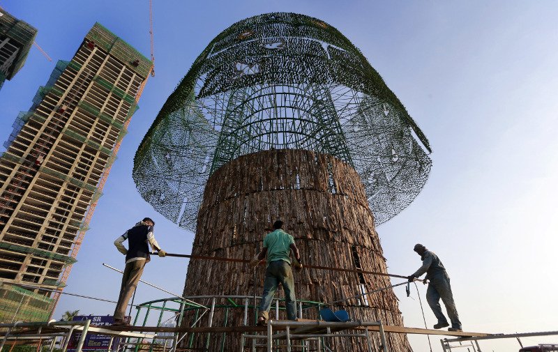 Η Σρι Λάνκα ισχυρίζεται ότι έχει το ψηλότερο χριστουγεννιάτικο δέντρο στον κόσμο -Κόστισε 80.000 δολάρια [εικόνες]  | iefimerida.gr 3