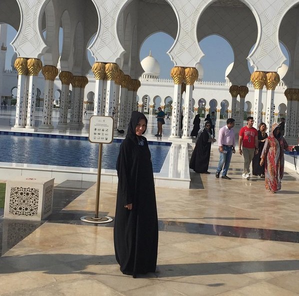 Η σύζυγος του Αντώνη Σρόιτερ στο Αμπου Ντάμπι με μπούρκα [εικόνες] | iefimerida.gr 0