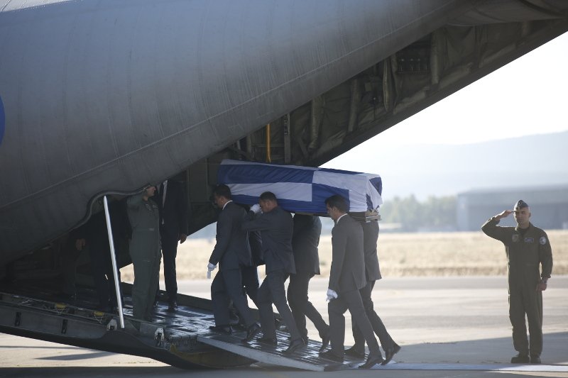 Εφτασε στα Χανιά το C-130 με τη σορό του Κωνσταντίνου Μητσοτάκη [εικόνες] | iefimerida.gr 1