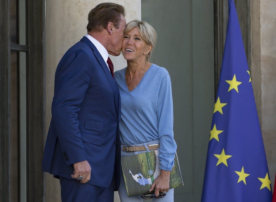 Αστραψαν τα φλας: Ο Σβαρτζενέγκερ φίλησε την Μπριζίτ Μακρόν [εικόνες & βίντεο] | iefimerida.gr 3