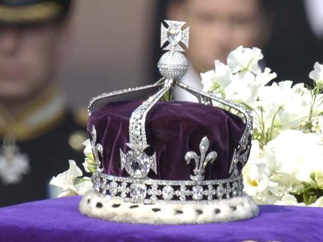 Οι Ινδοί πάνε στα δικαστήρια την Ελισάβετ -«Μας έκλεψε» το διαμάντι που έχει στο στέμμα της | iefimerida.gr 0