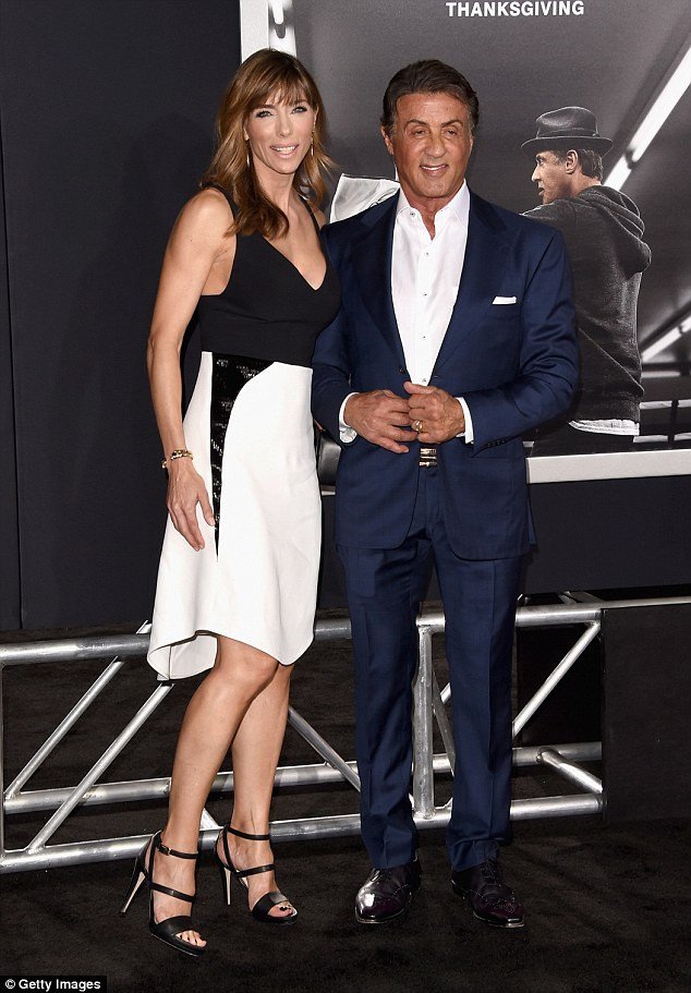 Τρέλαναν τους φωτογράφους οι τρεις καλλονές κόρες του Σιλβέστερ Σταλόνε [εικόνες] | iefimerida.gr 3