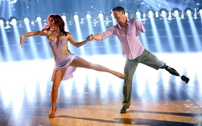 Βετεράνος στρατιώτης με ακρωτηριασμένα μέλη χορεύει στο «Dancing with the Stars» και εμπνέει [εικόνες & βίντεο] | iefimerida.gr 0