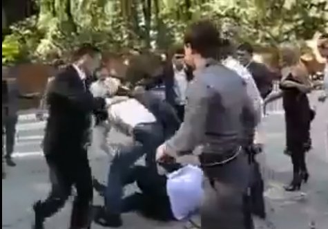 Το περίεργο «έθιμο» των Ρώσων: Αντί για ευχές μοιράζουν μπουνιές στους γάμους [βίντεο & εικόνες] | iefimerida.gr 3